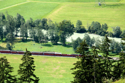 1002 Vanaf hoog Enterberg gezien: de Zillertalbahn