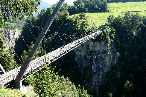 1501-Arzl: De Benni Raich Brücke,
                         137,7 meter over een diepte van 94 meter
