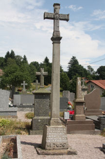 0614-Naast de kerk een verzorgde begraafplaats