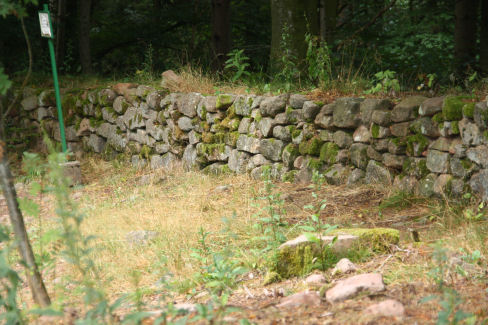 0906-In Camp Celtique met een muur omringd