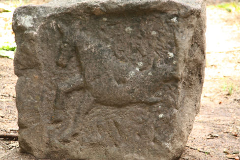 0914-Let bij deze middelste steen op het gebeeldhouwde paard!