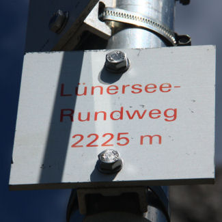 1206-Met de klok mee de Lünersee rond