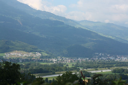 2002-Over Vaduz heen zien we Zwitserland, de Rijn is grensrivier