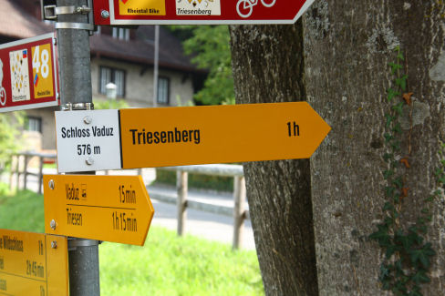 2004-Na een rondzicht-wandeling rijden we door naar Triesenberg