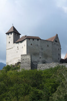 2011-De hoog verheven Burg Gutenberg (1)