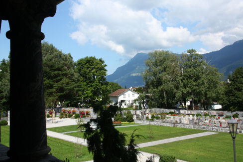2014-St. Nikolaus, de Friedhof vanuit de Doorgang gezien